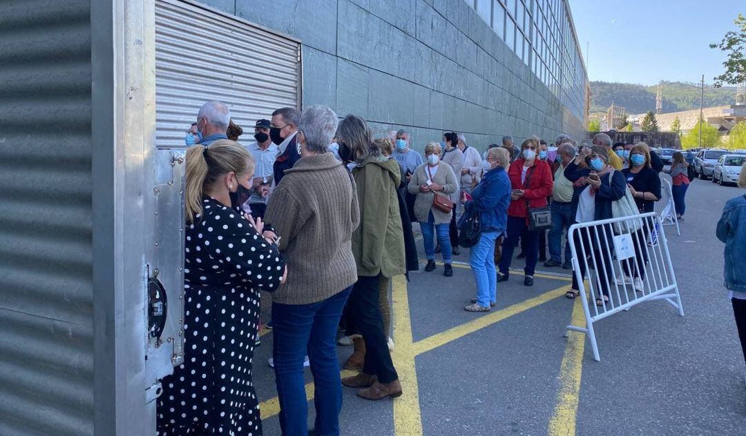 Foto de recurso de las colas y aglomeraciones en el Recinto Ferial de Pontevedra para vacunarse contra la Covid-19