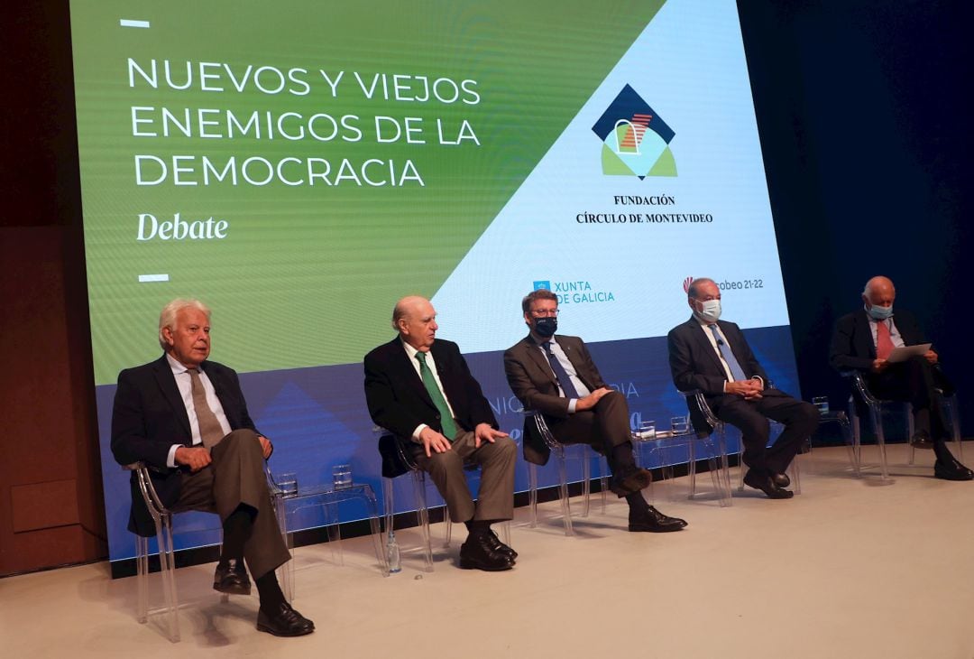 De izda a dcha: el expresidente del gobierno, Felipe González; el expresidente de Uruguay, Julio María Sanguinetti; el presidente de la Xunta , Alberto Núñez Feijoo;,el empresario Carlos Slim y el expresidente de Chile, Ricardo Lagos durante el debate