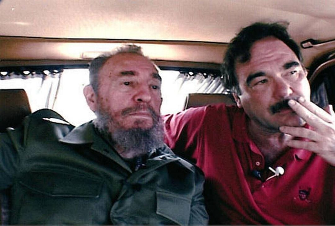 Fidel Castro y el director Oliver Stone en una escena de la película documental Comandante.