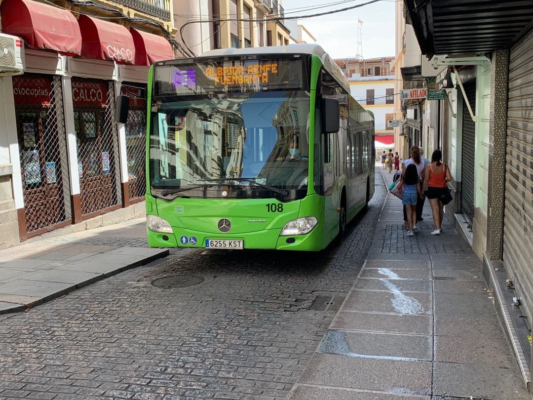 Los autobuses siguen accediendo al centro, con los problemas que eso conlleva