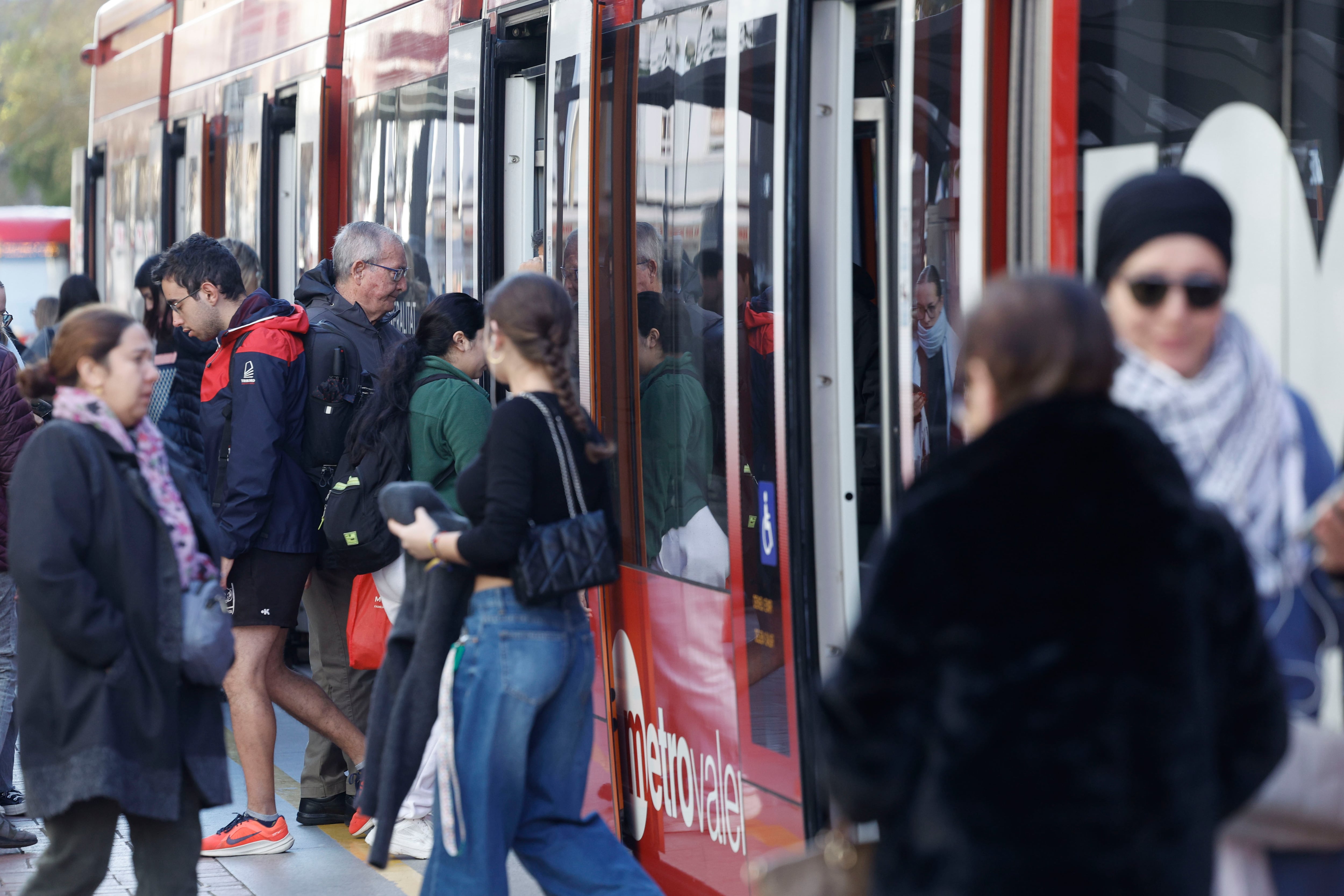 Usuarios saliendo del tranvía de Metrovalencia en una imagen de archivo.