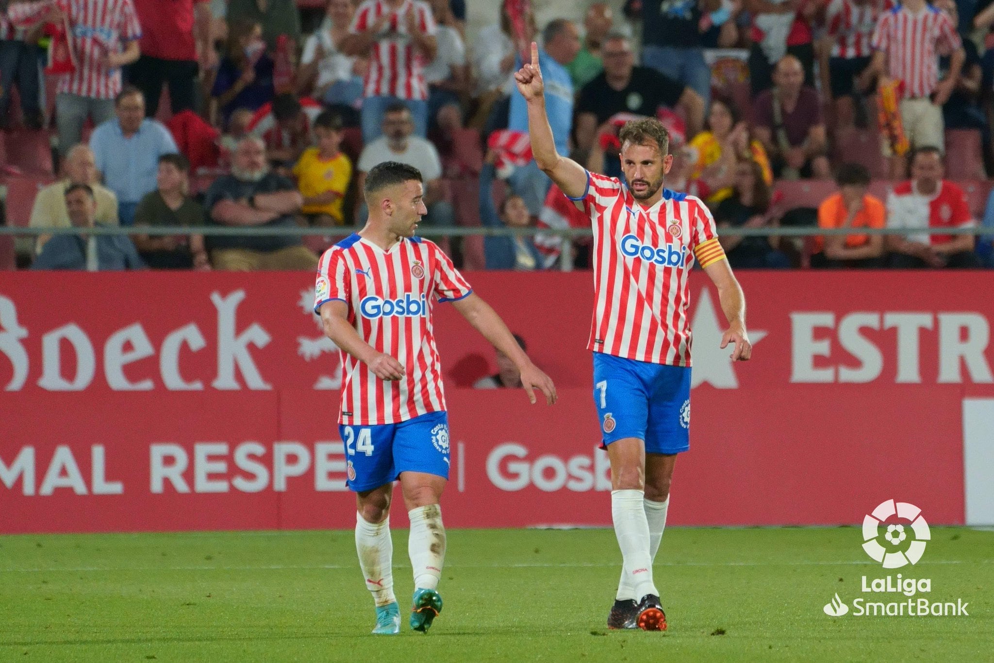 Stuani i Borja García després del primer gol.