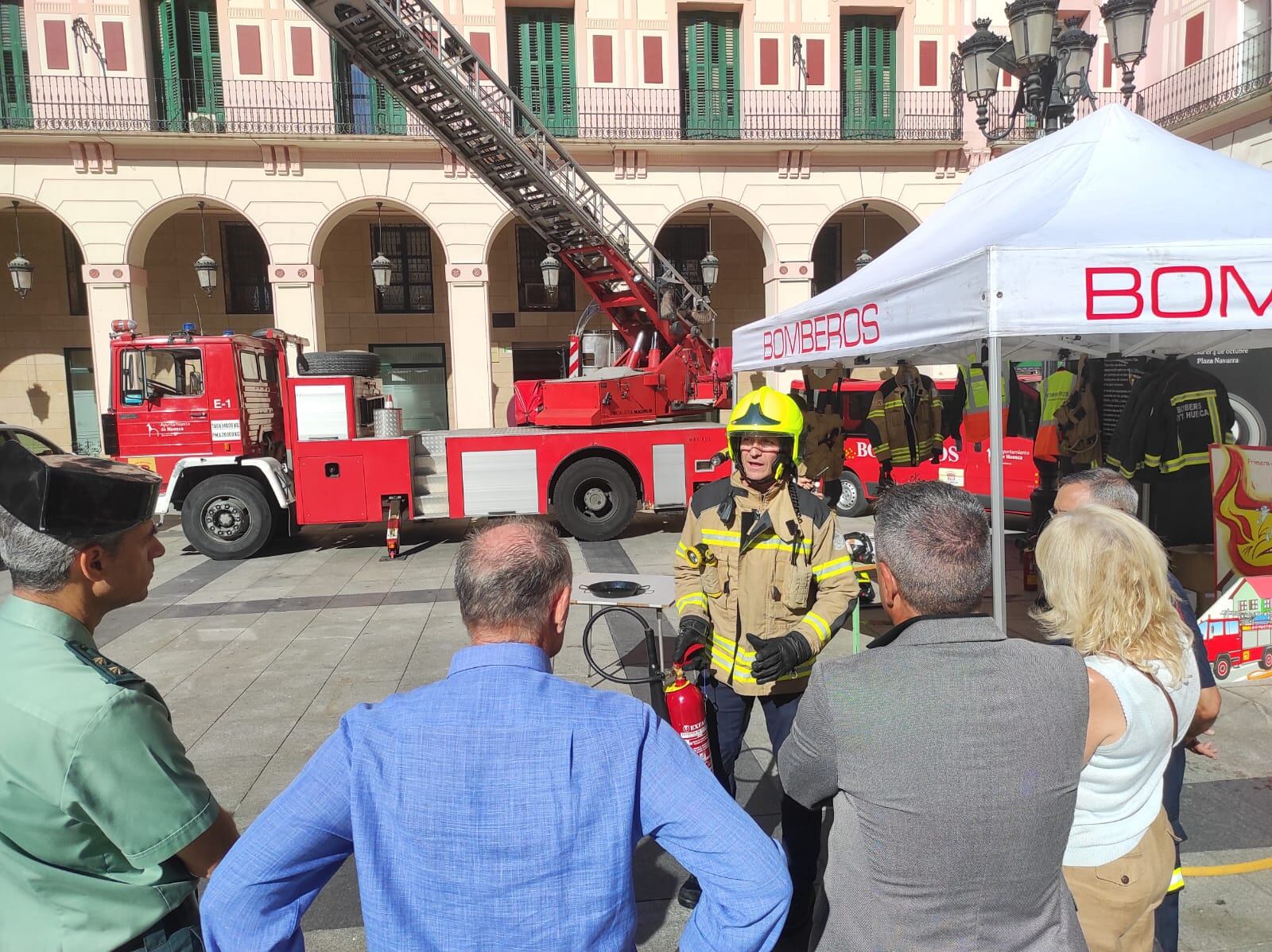 Un bombero muestra cómo usar un extintor ante un fuego en el hogar
