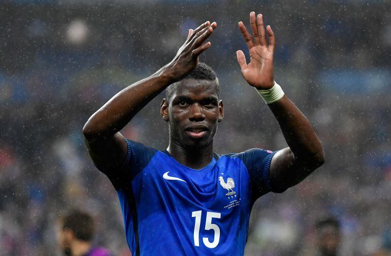 Paul Pogba aplaude durante un partido de la Eurocopa con la selección francesa