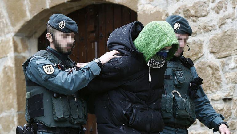 La Guardia Civil ha detenido en San Martín de Unx  a un joven de 27 años de nacionalidad española y converso al islam por autoadoctrinamiento del terrorismo yihadista y que estaba preparado para pasar a la acción en solitario en España