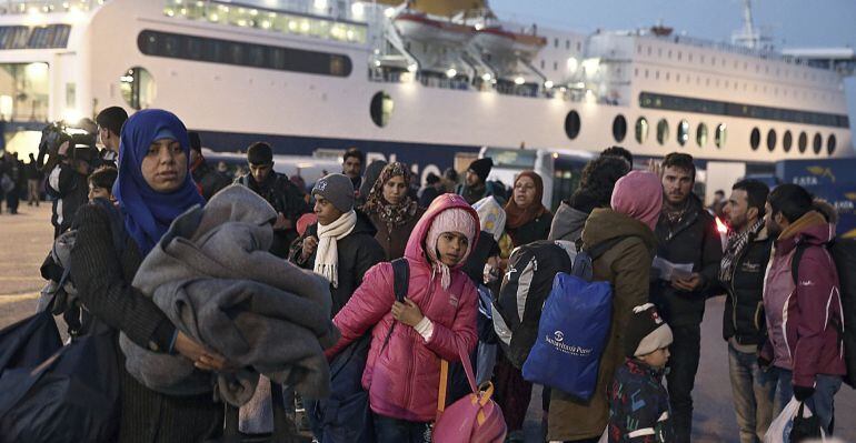 Refugiados e inmigrantes desembarcan en el puerto de Pireo en Atenas (Grecia)
