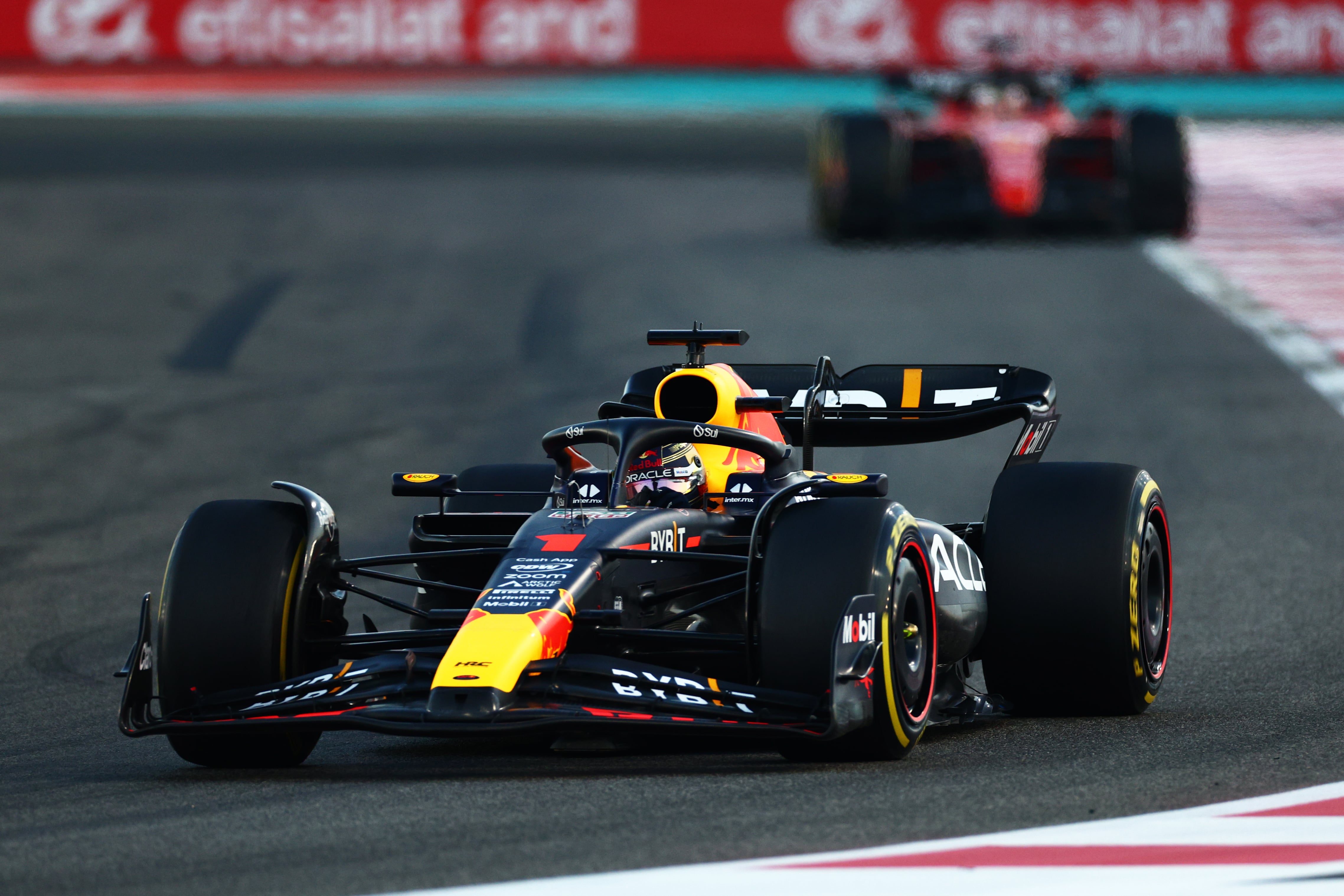 Max Verstappen domina de principio a fin el GP de Abu Dabi en el circuito de Yas Marina ante un Charles Leclerc, que no pudo seguirle el ritmo. (Photo by Clive Rose/Getty Images)