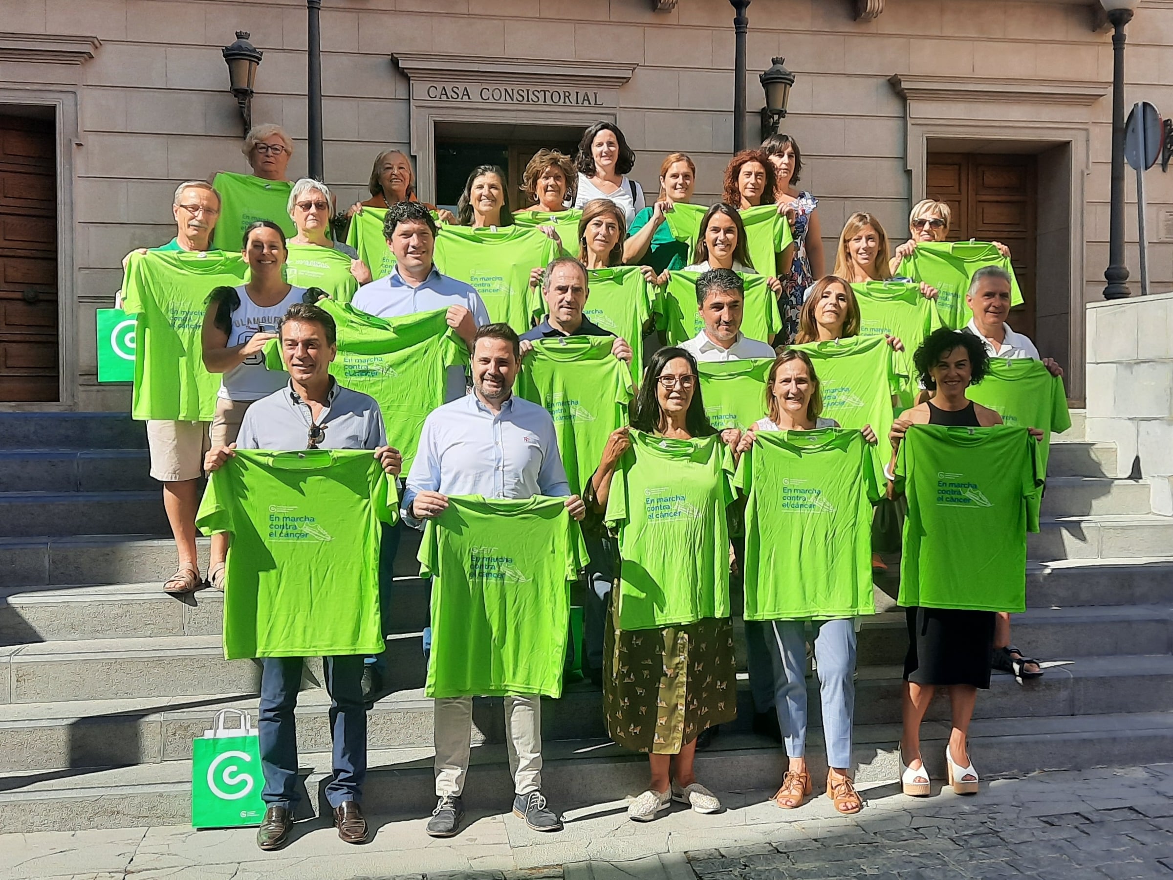 El presidente de AECC Navarra, el alcalde de Tudela y la presidenta de AECC Tudela, junto a voluntarios de la asociación