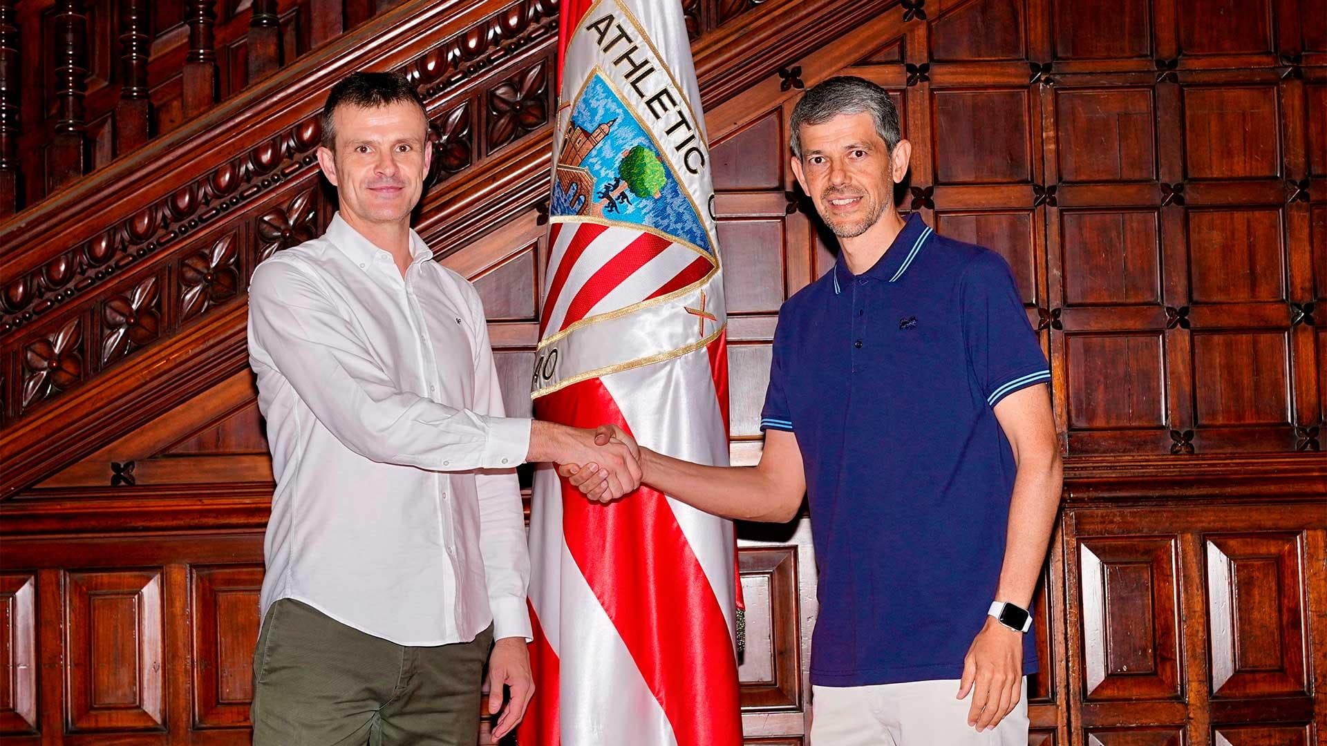 El presidente del Athletic, Jon Uriarte, junto a David Aznar, nuevo entrenador del primer equipo femenino del Athletic