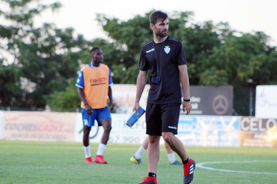 Alberto Vázquez durante un entrenamiento con el Arcos CF