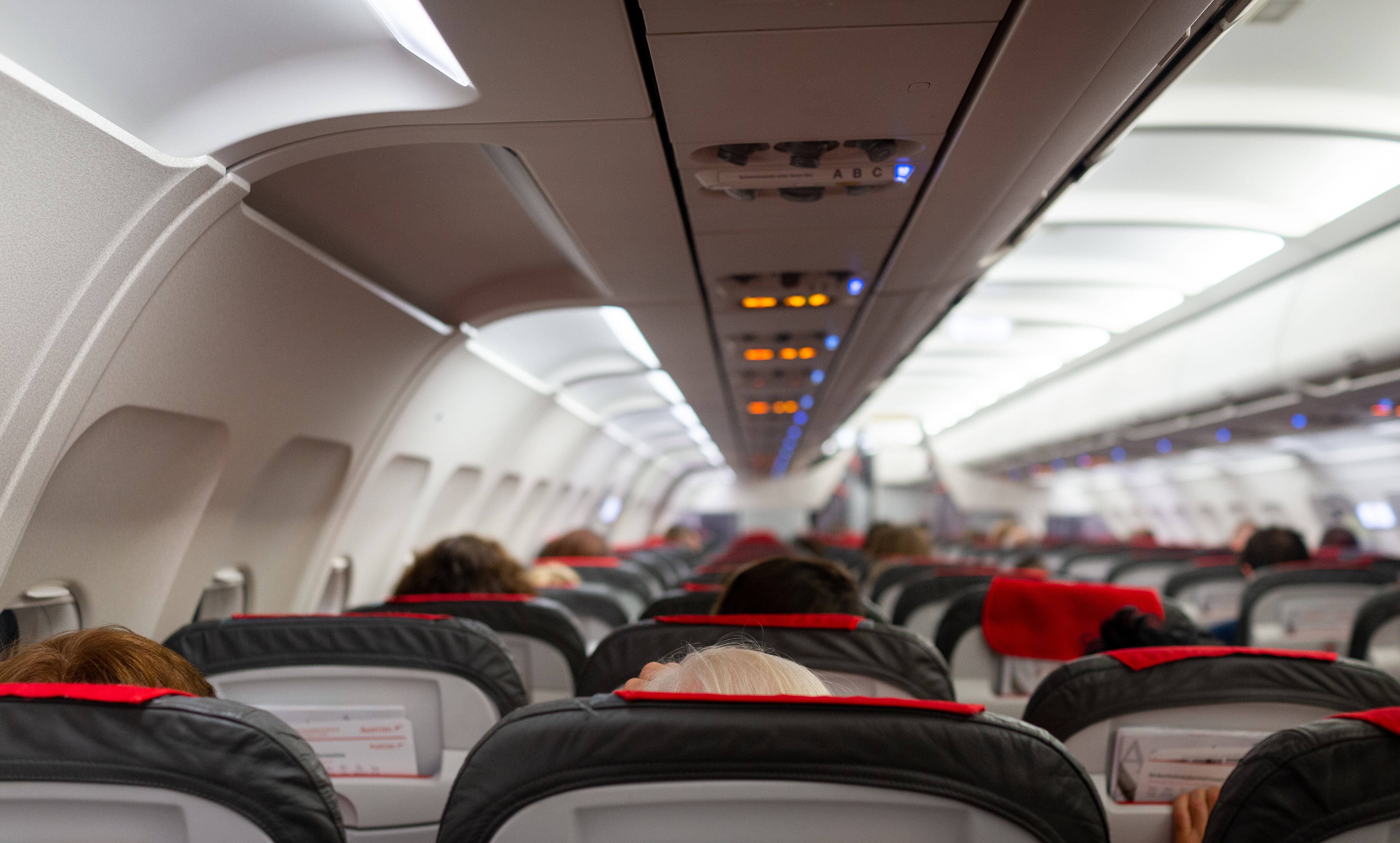 Interior de un avión durante un vuelo.