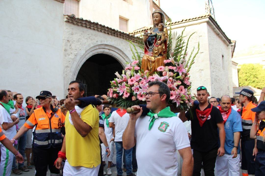 La virgen del Rosario a su salida de la capilla de Santo Tomé objeto de la restauración.