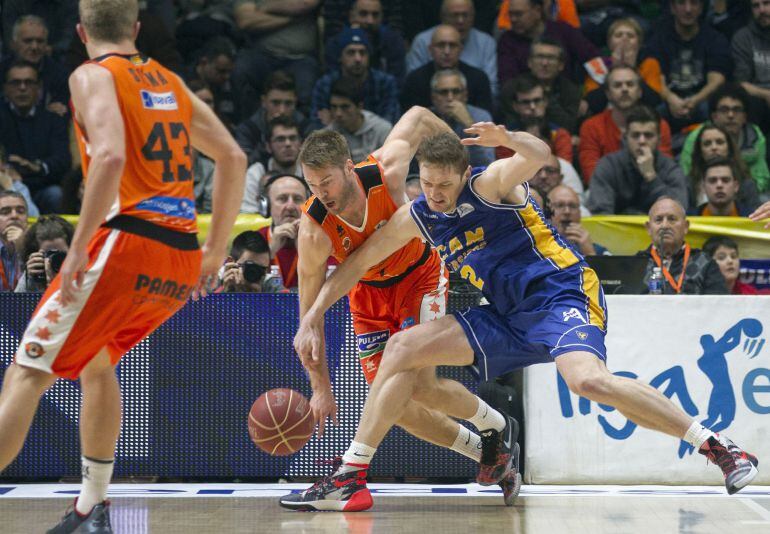 El escolta del Valencia Basket Jon Stefansson (segundo a la derecha) y el pívot ucraniano del UCAM Murcia Serhiy Lishchuk, luchan por el balón durante el partido de la duodécima jornada de Liga que disputan en el pabellón Fuente de San Luis de Valencia. 