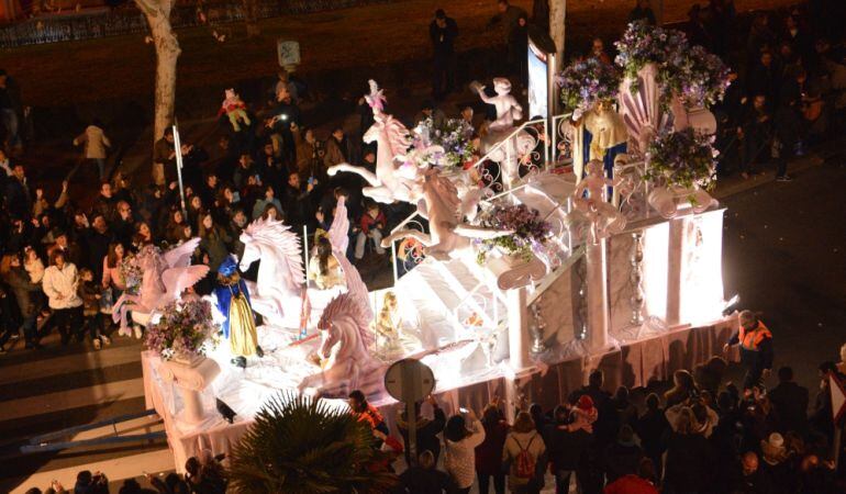 En su recorrido habitual, excepto la llegada en la plaza de la Iglesia, la Cabalgata repartirá casi 3.000 caramenos sin gluten gracias a las asociaciones participantes