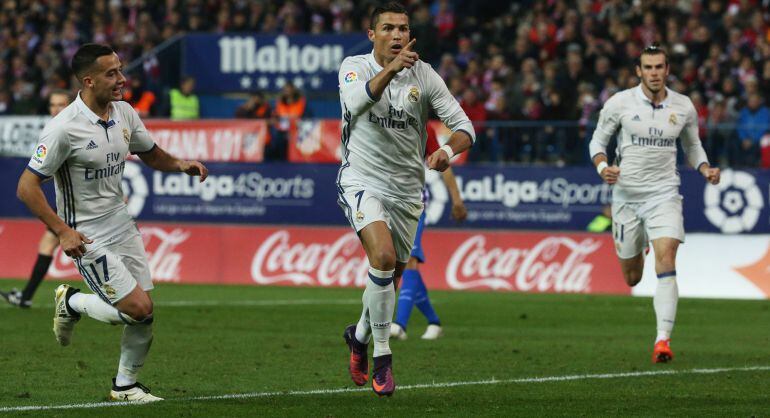 Cristiano celebra uno de sus goles en el Calderón.