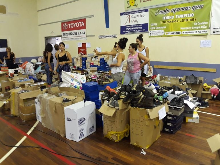 Imagen de voluntarios, tras el incendio en Grecia.