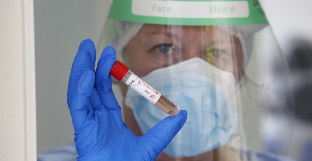 Una enfermera realiza test PCR