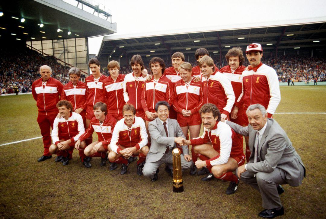 Los jugadores del Liverpool, con la copa de la Canon League. 