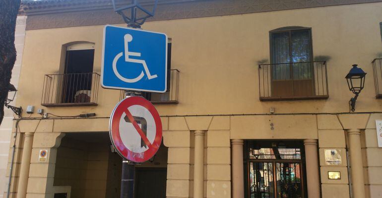 Plaza reservada para discapacitados en la Plaza del Ejército de Ávila