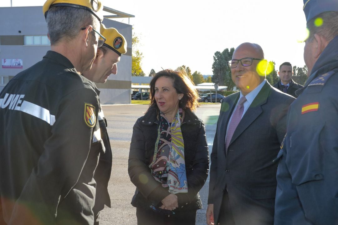 La ministra de Defensa, Margarita Robles, junto a miembros de la Unidad Militar de Emergencias (UME)