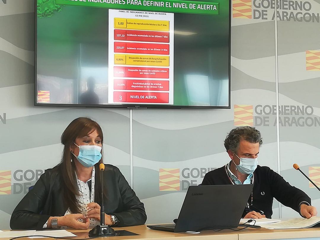 La consejera de Sanidad, Sira Repollés, y el director general de Salud Pública, Francisco Javier Falo, durante la rueda de prensa