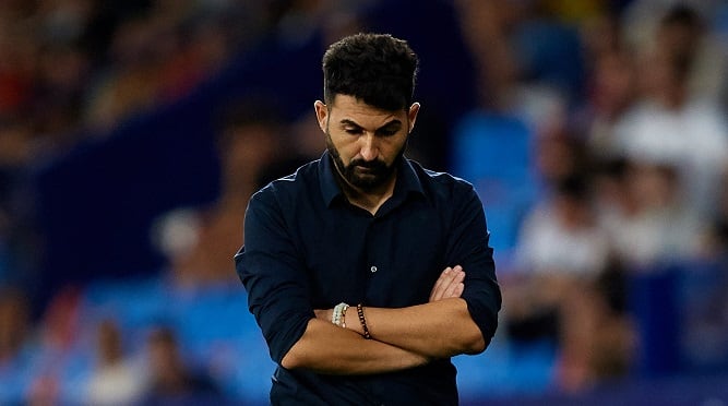 Guillermo Fernandez Romo head coach of Real Racing Club de Santander looks on during the LaLiga SmartBank match between Levante UD and Real Racing Club de Santander at Estadi Ciutat de Valencia, October 9, 2022, Valencia, Spain. (Photo by David Aliaga/NurPhoto via Getty Images)