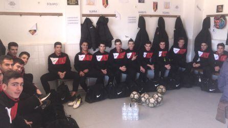 Plantilla del conjunto Juvenil en vestuarios