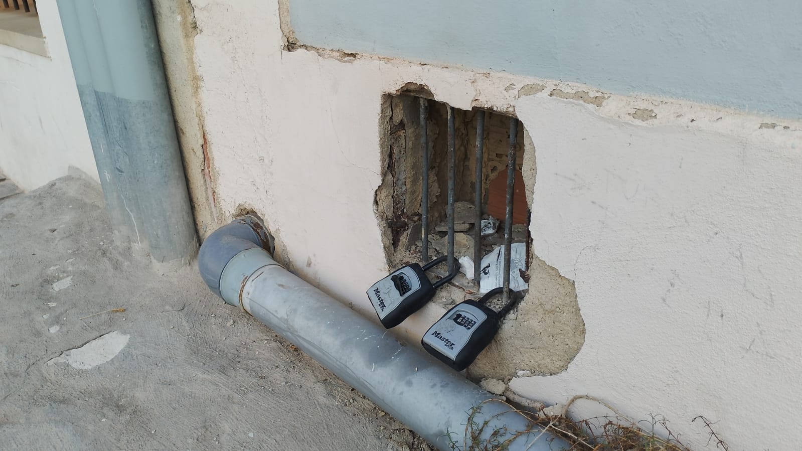 Imagen de dos cajetines para guardar llaves de pisos turísticos en el casco Antiguo de Alicante