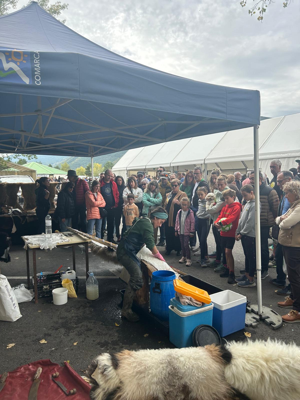 Demostración popular de una curtidora de cuero