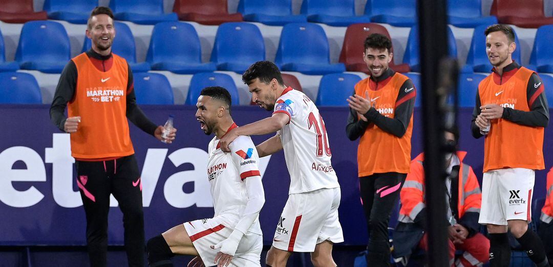 Jesús Navas y En Nesyri celebran el gol del Sevilla ante el equipo granota