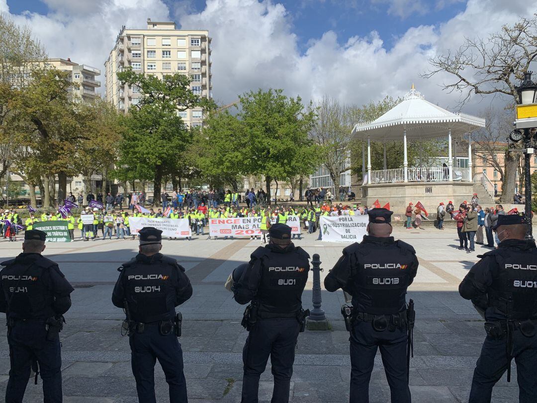 Protestas de trabajadores de ENCE delante del edificio de la Diputación de Pontevedra.