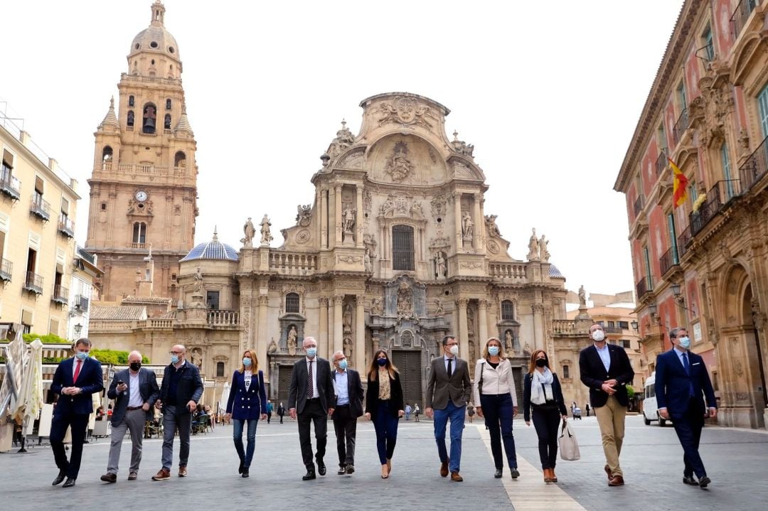 El grupo municipal popular encabezado por José Ballesta en la Plaza del Cardenal Belluga con la Catedral de Murcia de fondo