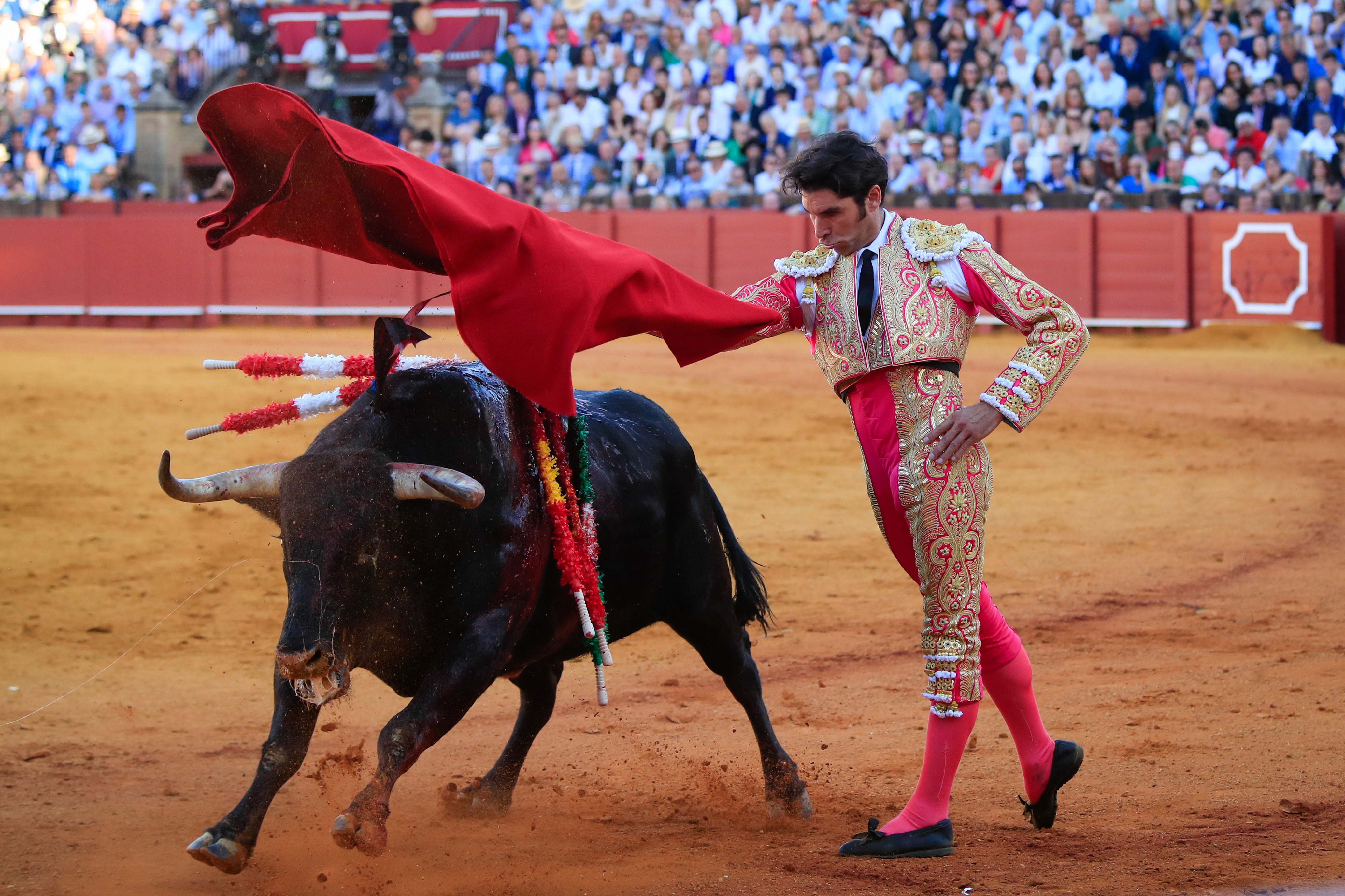 SEVILLA, 29/04/2023.- El torero Cayetano Rivera, durante la faena a su primer toro, de la ganadería de El Torero, en la decimotercera corrida de abono de la Feria de Abril esta tarde en la plaza de la Real Maestranza de Sevilla. EFE/Julio Muñoz
