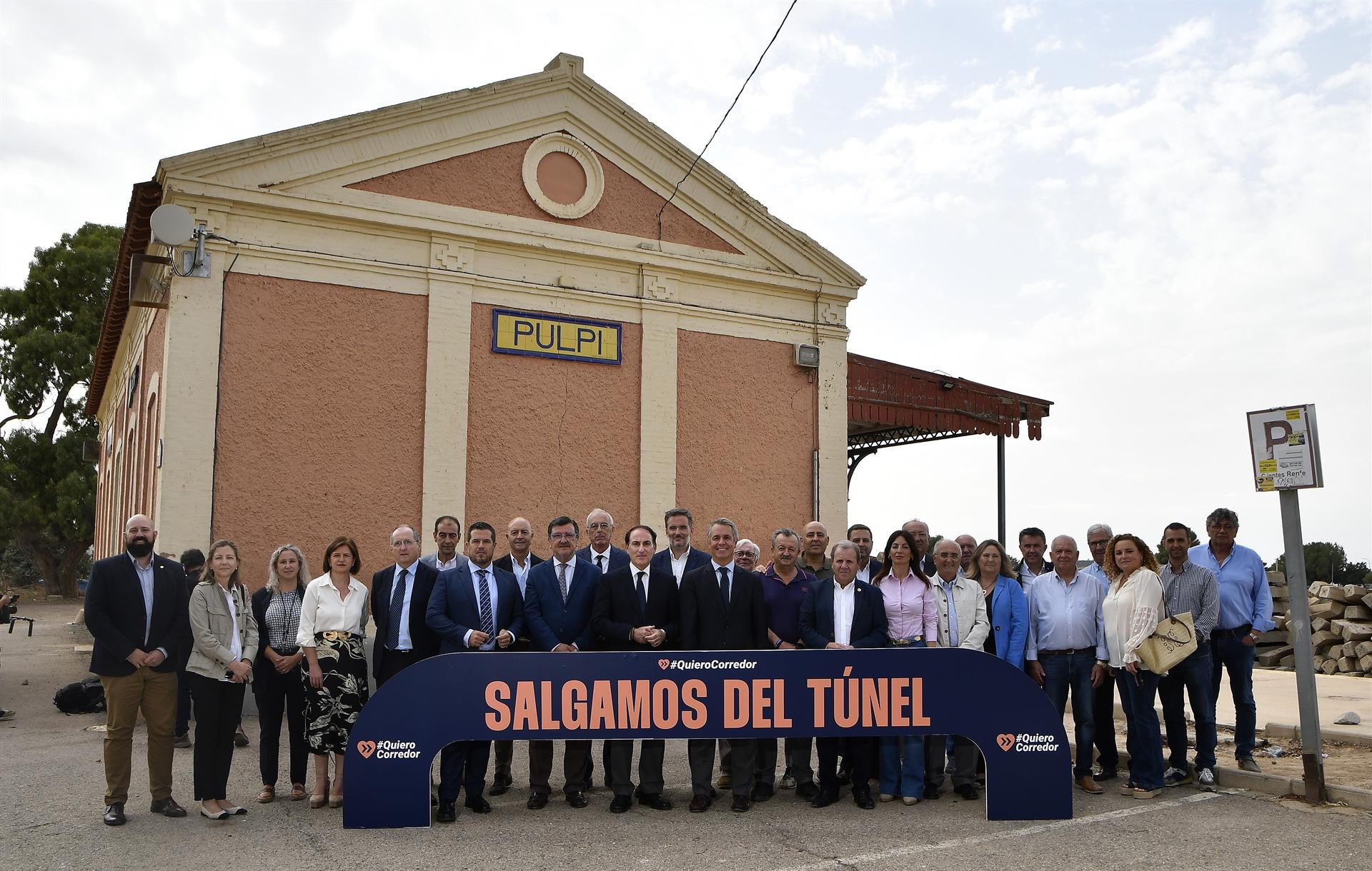 Miembros y simpatizantes del movimiento &#039;Quiero corredor&#039; se concentra en Pulpí (Almería). -