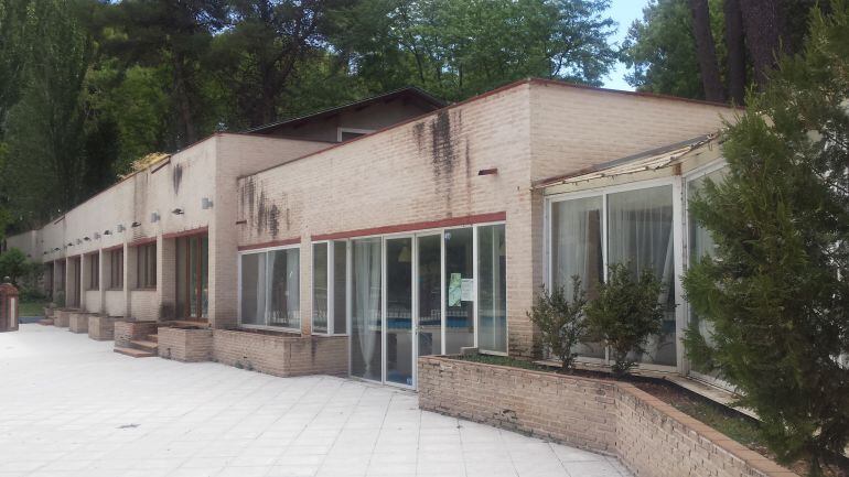 Imagen del exterior del bar de la piscina de San Roque.