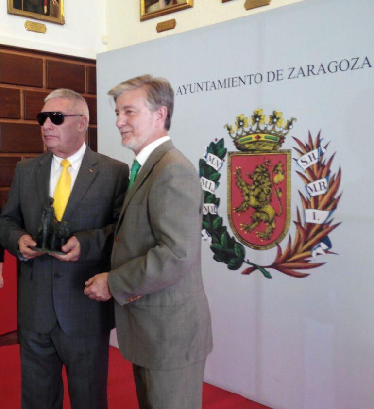 José Antonio Bes recibe -de manos del alcalde de Zaragoza- el reconomiento de Zaragozano Ejemplar. 