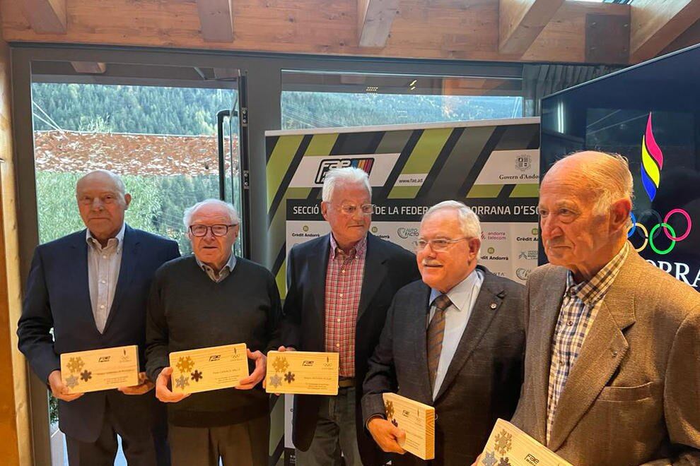 Antoni Garrallà (darrer per l'esquerra) en un homenatge recent de la FAE.