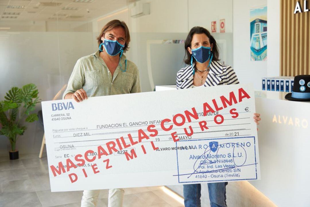 La firma Álvaro Moreno ha recaudado 10.000 euros con la venta de las &quot;Mascarillas con Alma&quot; para la Fundación El Gancho Infantil