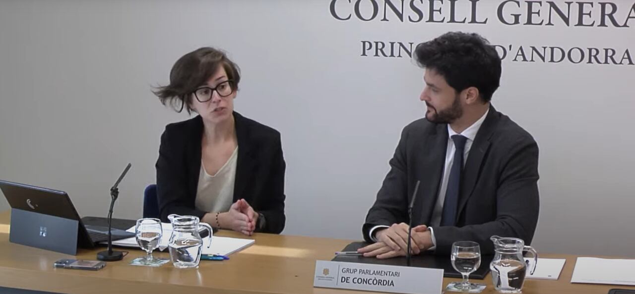 Els consellers de Concòrdia Núria Segués i Cerni Escalé presentant les darreres propostes legislatives del partit entre les qual l&#039;elevació de l&#039;edat per al consentiment sexual als 16 anys