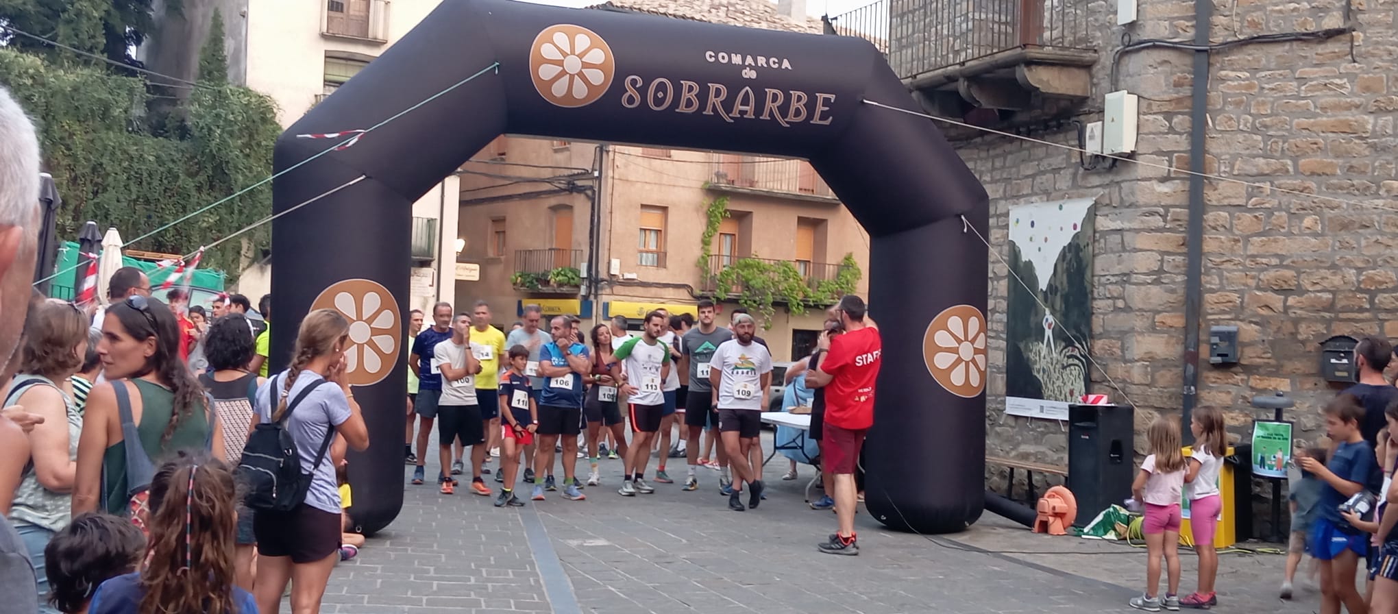 Salida de la primera carrera nocturna celebrada en el Sobrarbe