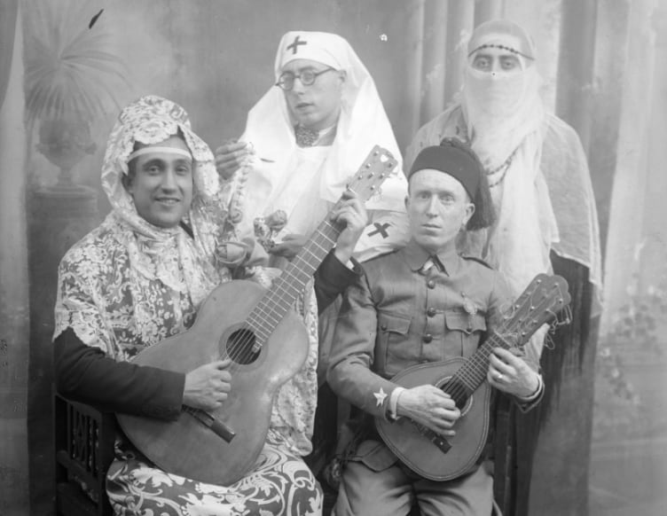 Retrato de hombres disfrazados para el Carnaval. 1930.