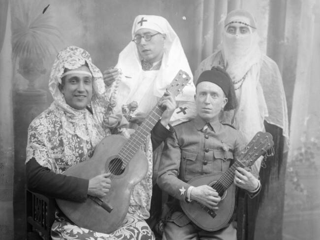 Retrato de hombres disfrazados para el Carnaval. 1930.