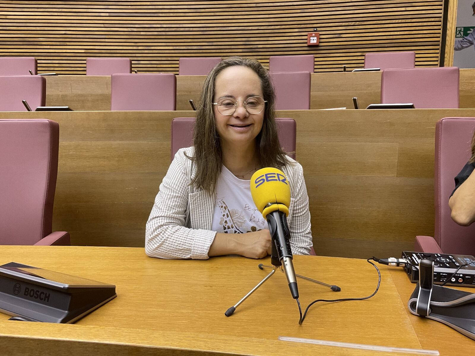 Imagen de la diputada Mar Galcerán en su puesto de trabajo