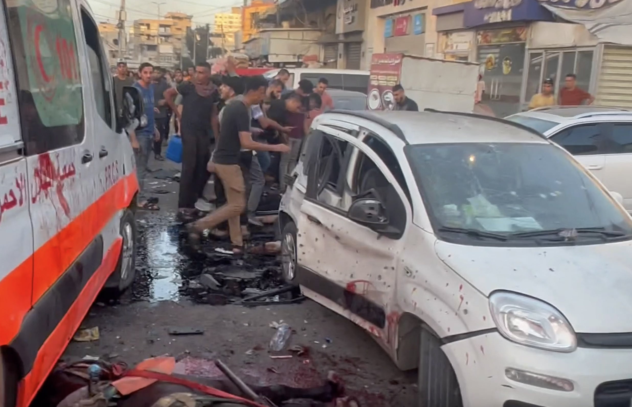 Imagen del ataque israelí al convoy de ambulancias cercano a un hospital de Gaza