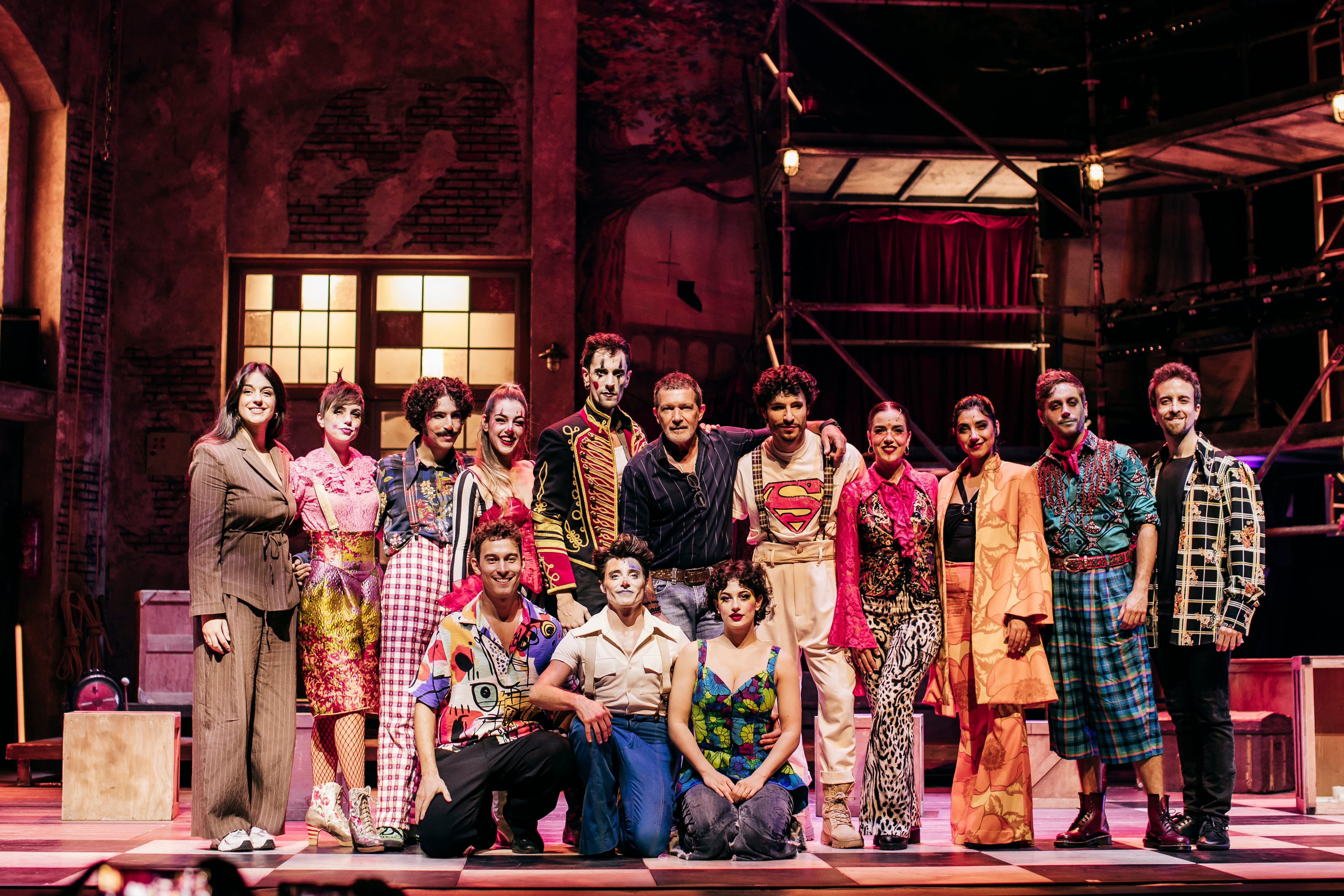 Antonio Banderas posa junto al elenco de Godspell en el Teatro del Soho de Málaga.