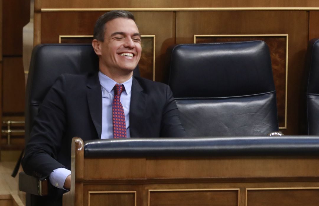 El presidente del Gobierno, Pedro Sánchez, sonríe desde el hemiciclo en el Pleno del Congreso de los Diputados cuando se celebró una sesión de control al Gobierno el pasado 10 de junio.