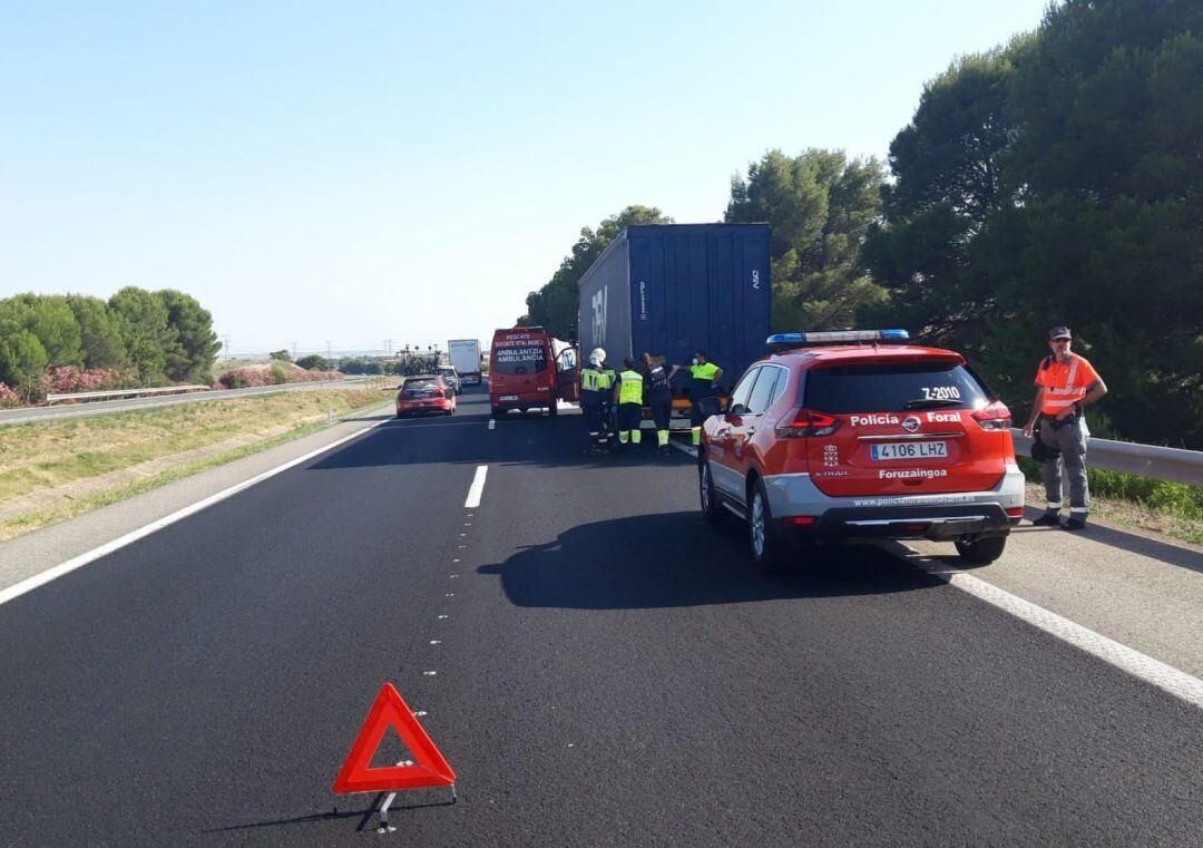 Policía Foral en el lugar donde ha sido atropellado mortalmente el camionero