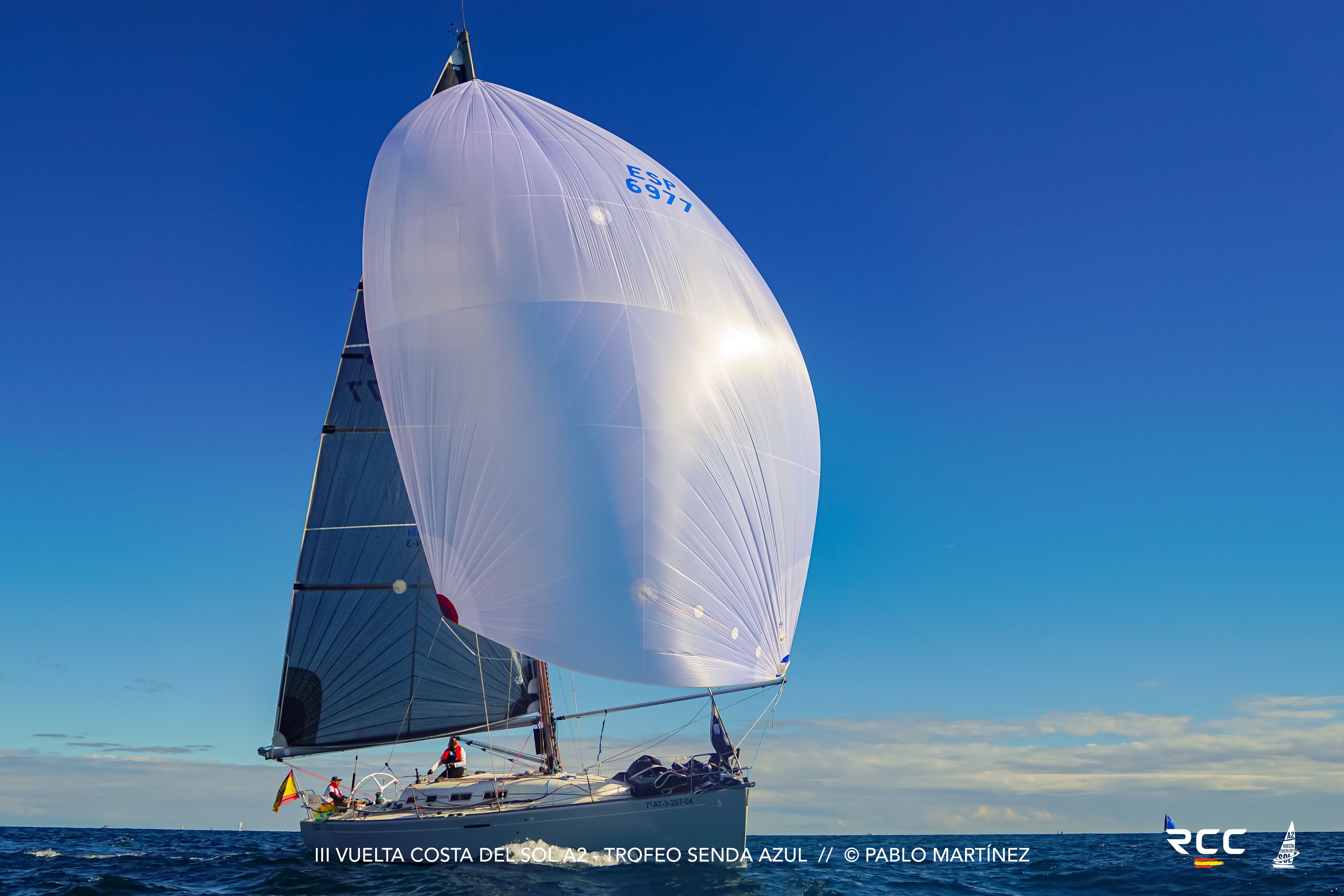 Victoria muy solvente para el barco ‘Tareis T’ de Ángel Medina y Joaquín Angoloti en la tercera Regata Vuelta Costa del Sol, Trofeo Senda Azul