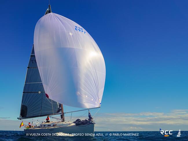Victoria muy solvente para el barco ‘Tareis T’ de Ángel Medina y Joaquín Angoloti en la tercera Regata Vuelta Costa del Sol, Trofeo Senda Azul
