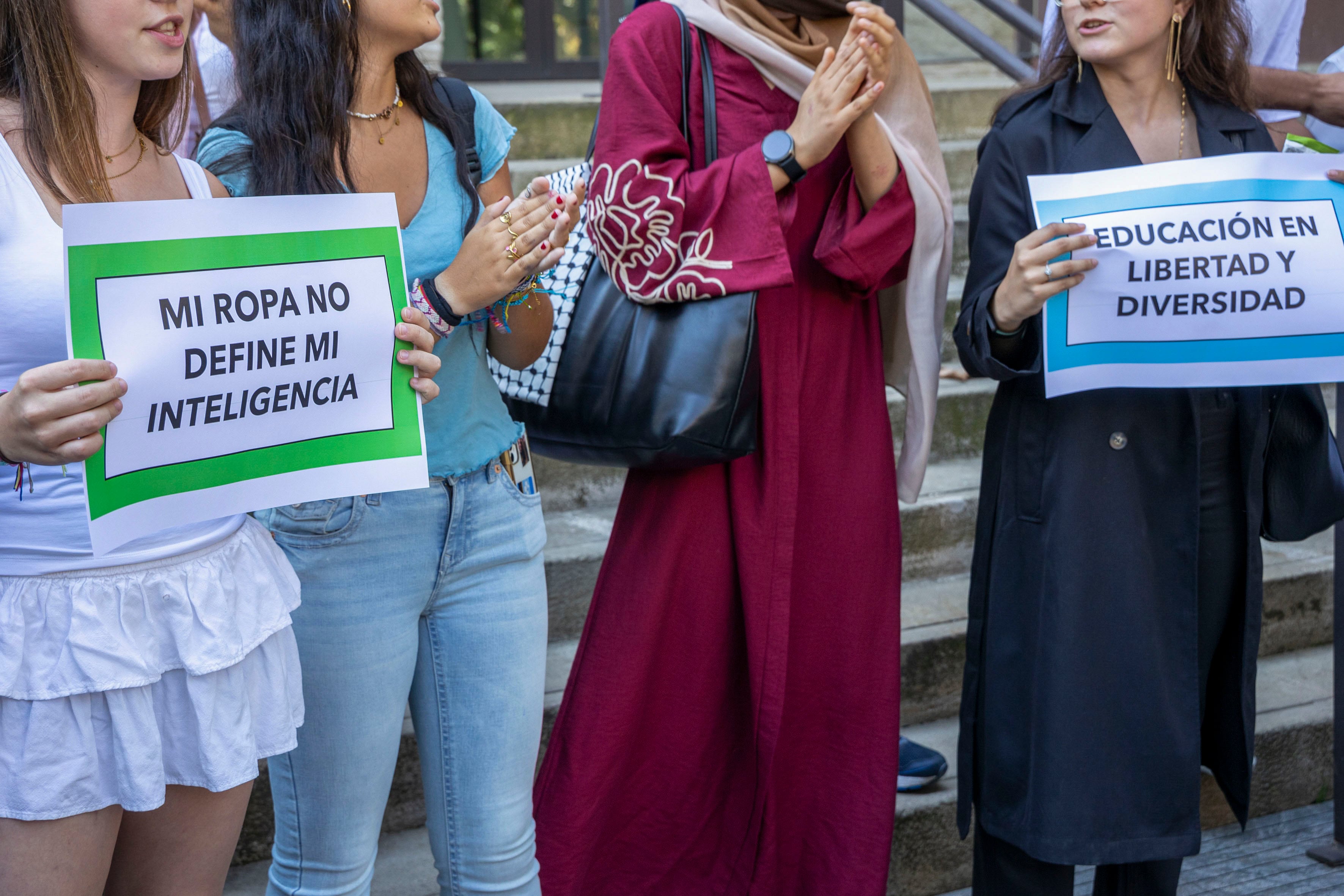 LOGROÑO, 18/09/2025.- Una alumna matriculada en el Bachillerato Internacional del Instituto de Educación Secundaria (IES) Sagasta de Logroño ha afirmado este jueves que acude a clase sin el velo islámico encontra de su voluntad, pero solo lo hace para cumplir con la normativa interna del centro, que prohibe acceder al centro con la cabeza tapada. Un grupo de estudiantes y personas se han concentrado a las puertas del Instituto Sagasta, encontra de la prohibición del velo islámico. EFE/Raquel Manzanares
